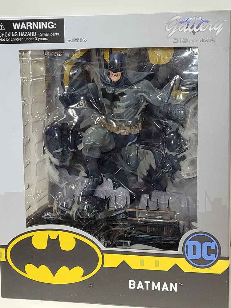 DC Gallery Batman Gotham City Rooftop 10 Inch PVC Figure Statue
